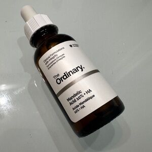 Mandellic acid 10% + HA